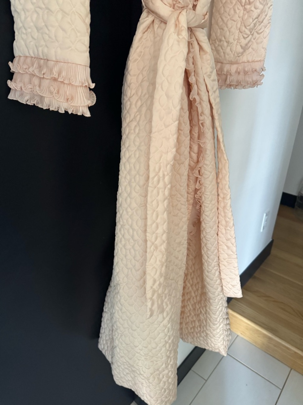 Dior vintage Quilted Light Pink Robe with Ruffled Trim - Picture 3 of 7